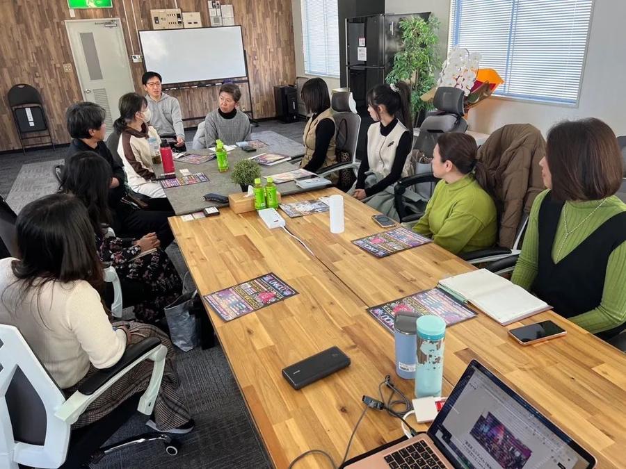 大きなテーブルを囲んで勉強会に参加する人たち